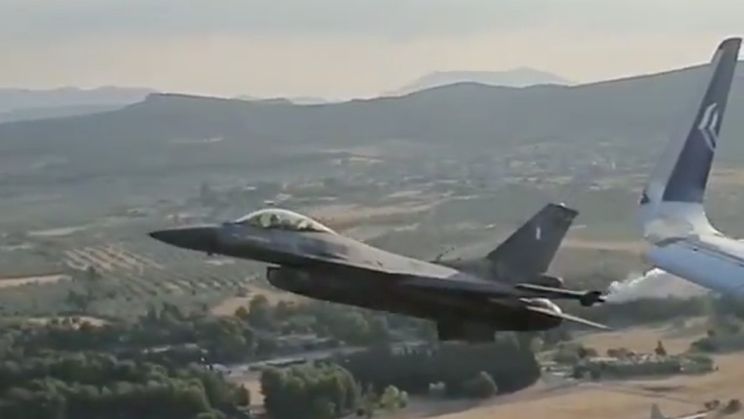 F-16 straaljager laat zich even zien aan passagiers in Airbus A320