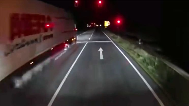 Nederlandse chauffeurs pakken even een rood stoplicht mee in Duitsland