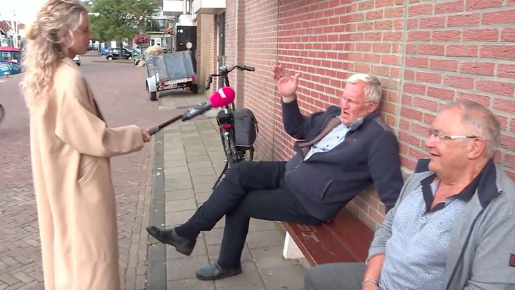 Verslaggevers bekogeld met eieren in Urk