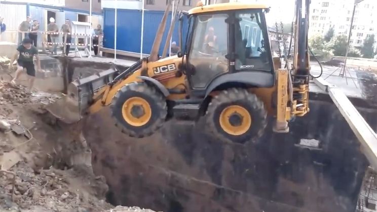 Graafmachine te zwaar voor kraan tijdens kansloze missie