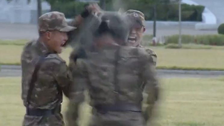 Noord-Koreaanse soldaten doen bizarre demonstratie voor Kim Jong-un