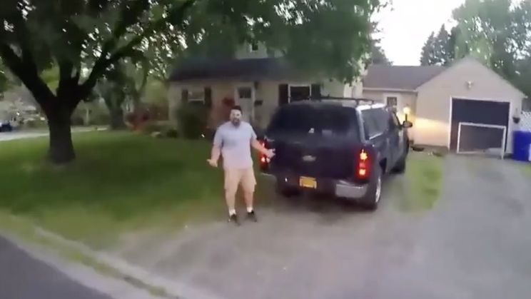 Gast op crosser tikt bestuurder die hem zou hebben afgesneden vakkundig tegen de grond