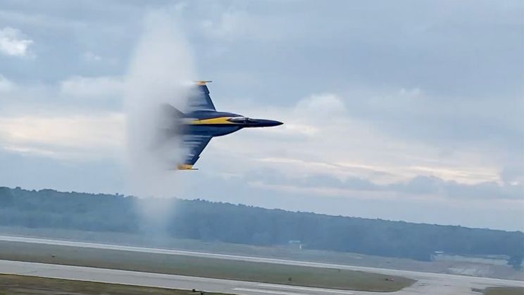 Blue Angel scheert heel laag voorbij tijdens Maine Airshow
