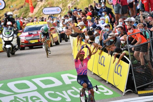Roglic deelt Bernal knal uit; Martínez knalt naar prachtige etappezege