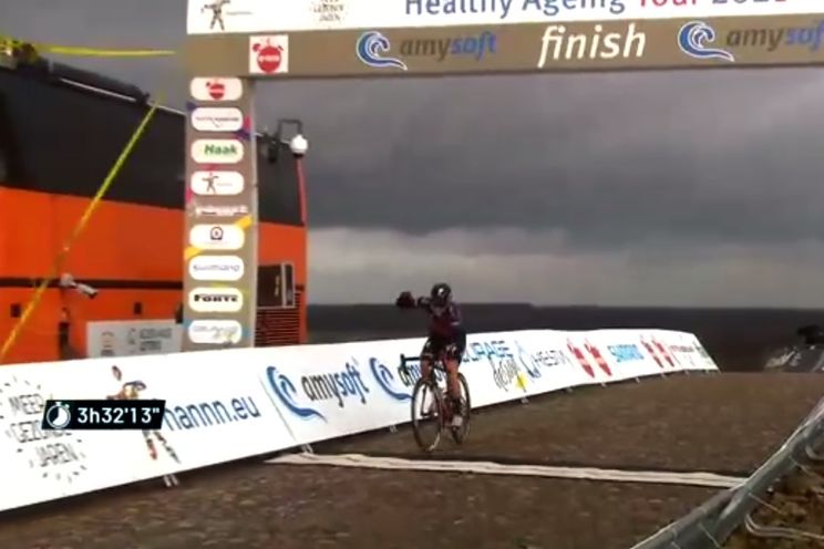 Uneken met machtige solo naar ritwinst op VAM-berg, Van Dijk wint Healthy Ageing Tour
