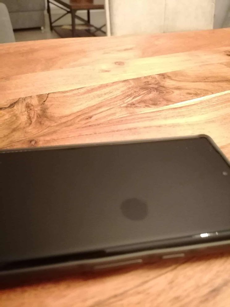 A mysterious black spot appears on the screen of the Pixel 6