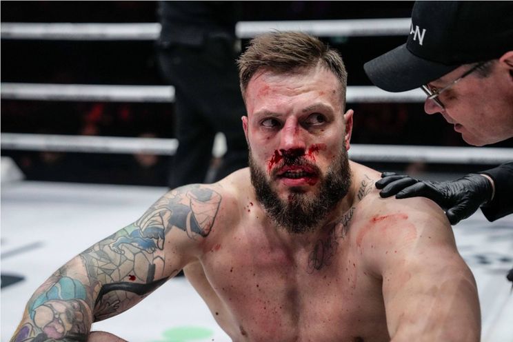 Mokerslag op Glory 99! Iraanse Hulk Azizpour sloopt rivaal Farcas