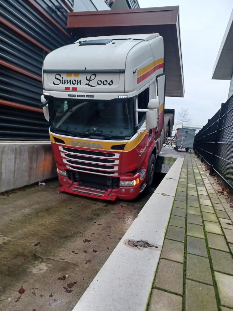Chauffeur maakt klein foutje en parkeert vrachtwagen dan iets lager