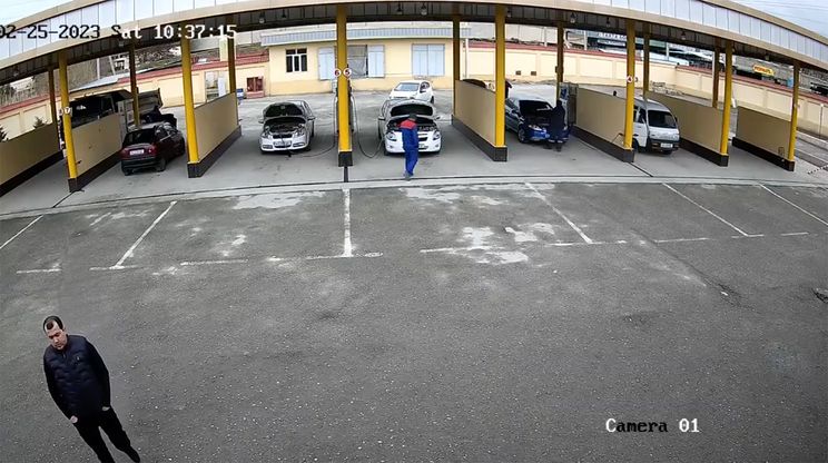 Werknemer benzinestation krijgt op bizarre manier gastank tegen zijn kop aan