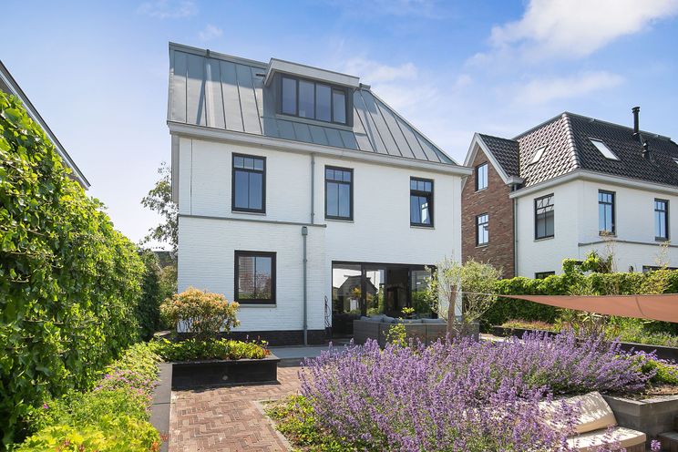 Roddelen over BN'ers loont: Yvonne Coldeweijer koopt huis van bijna 1.2 miljoen Euro in Muiden