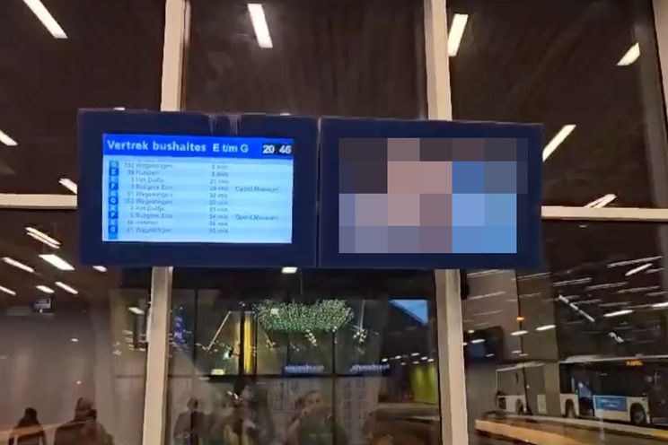 thumb vk lol natuurfilm afgespeeld op schermen van busstation arnhem