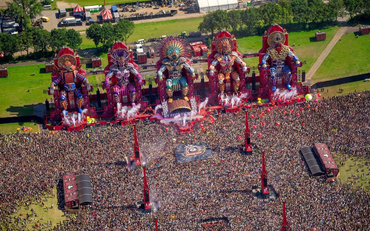 Naar links en naar rechts met een helikopter op Defqon.1 2024