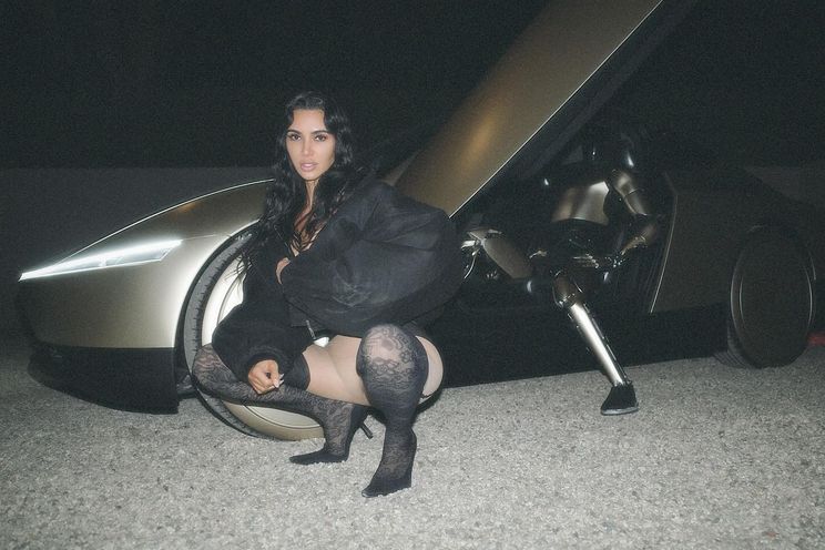 Kim Kardashian heeft geen man meer nodig, want ze heeft een Tesla Optimus Robot