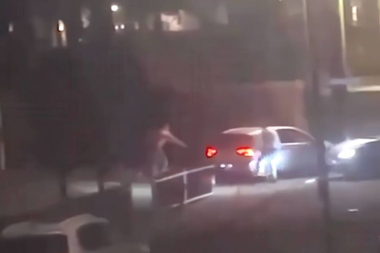 thumb vk beelden laten zien dat auto met vier mannen in maassluis extra gas geeft en over man rijdt