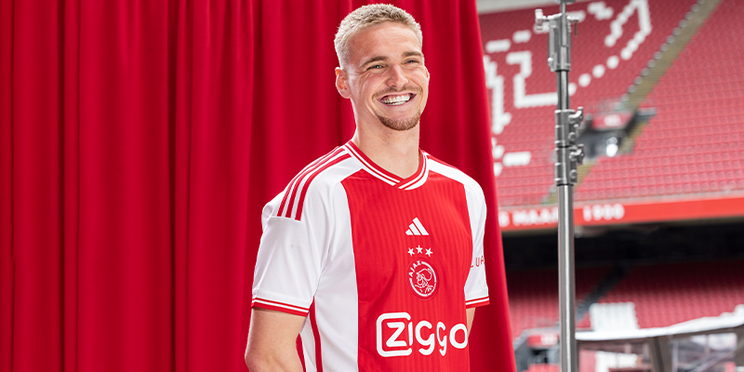 Ajax presenteert nieuw thuistenue met logo oorspronkelijke positie