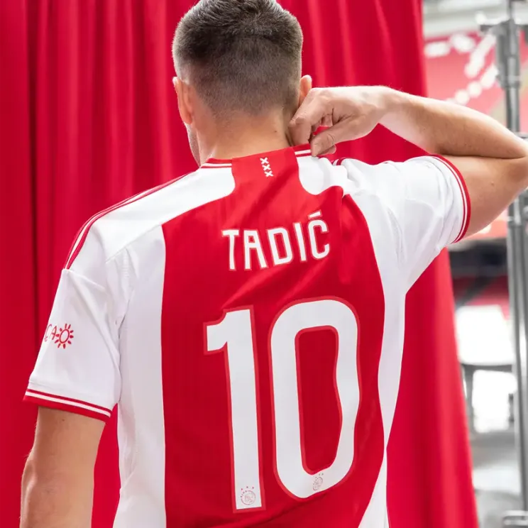 Ajax presenteert nieuw thuistenue met logo op oorspronkelijke positie