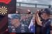 VIDEO: Max Verstappen verslaat score van Luke Littler aan dartbord in F1 paddock van Silverstone