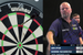 Beelden van laatste moment tussen het duel van Raymond van Barneveld en Luke Littler