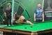 Michael van Gerwen en Humphries aan de snooker tafel tijdens de Paddy Power Challenge