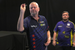 Raymond van Barneveld boekt sensationele overwinning op Luke Littler