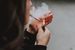 Vrouw slaat horeca personeel in elkaar omdat ze niet binnen mag roken