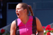 (VÍDEO) Jelena Ostapenko pierde la cabeza y se vuelve loca contra el palco de Ons Jabeur en el Madrid Open