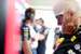 Verstappen wordt tijdens interview door collega onderbroken: 'Geen idee waar hij mee bezig was!'