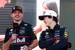 Verstappen schaterlacht om antwoord van Tsunoda: 'Jij ziet er zeker uit als een duiveltje!'