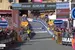 Van Aert wint op schitterende wijze krankzinnige gravelrit: Del Toro nieuwe leider, Roglic verliest minuten na val