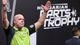 Darter Van Gerwen herstelt zich van afgang met winst in Wigan