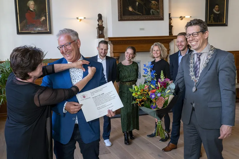 10519 uitreiking ere insigne in goud aan kees odijk jjfoto 1 1536x1177 1