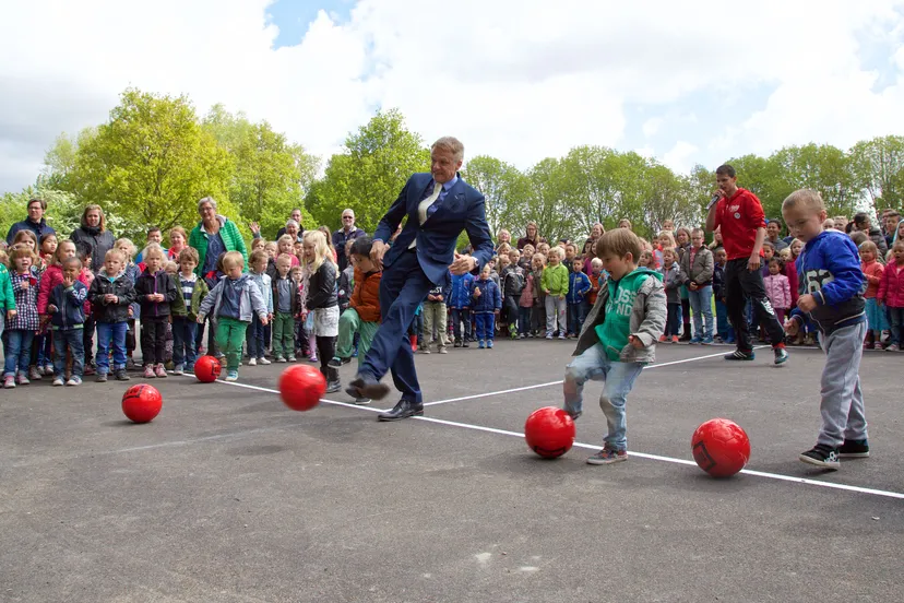 168020 pieter dijkman opent sportveld groene voet rob bakker 14090a original 1432127657