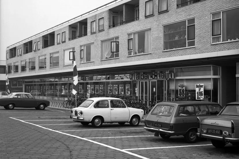 1920 foto128ahfiliaal1075geertgrotepleinalkmaarvoorzijdewinkel1969
