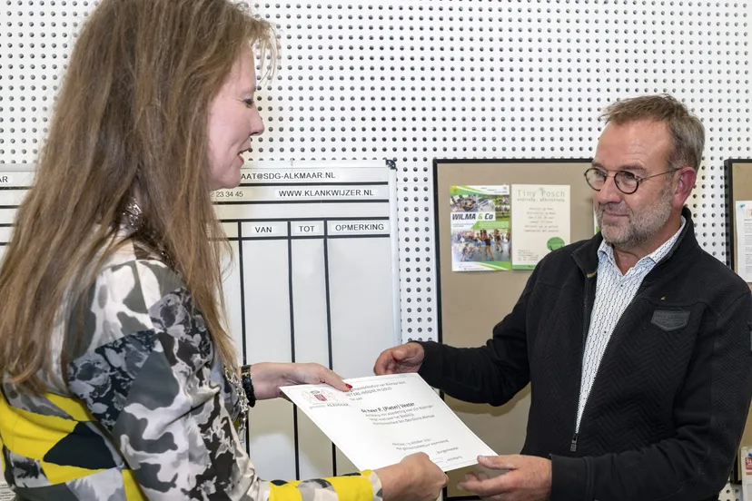 20211013 ere insigne in goud en oorkonde voor de heer p veeter jjfoto 1536x1158 pub