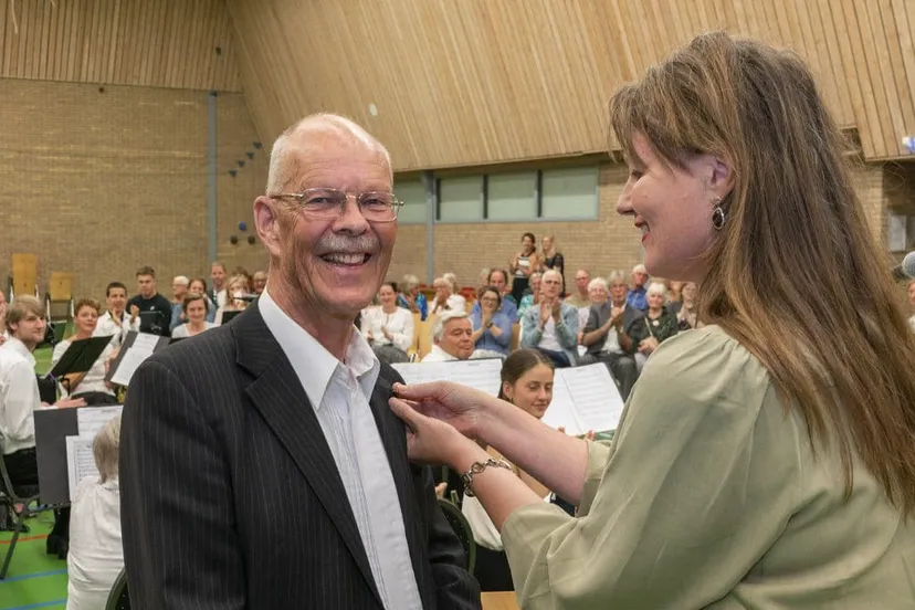 20220619 ere insigne in goud voor de heer b slooten jjfoto 1024x795 1