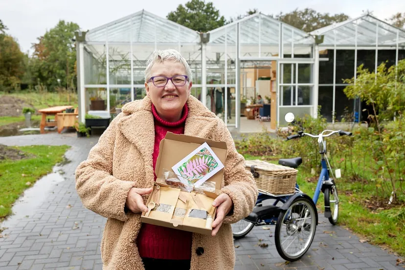 2310 134a9581 ellen met brievenbuspakje thee kl