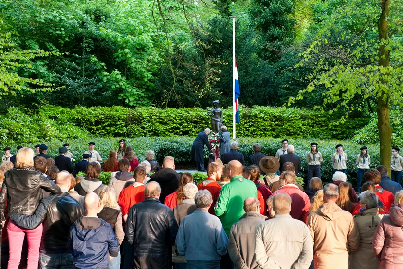 244416 2014 dodenherdenking kranslegging burg en mevr bruinooge b3edaa large 1493041561