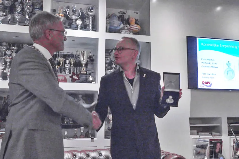 295174 wethouder overhandigt erepenning daw 65fe92 large 1541409370