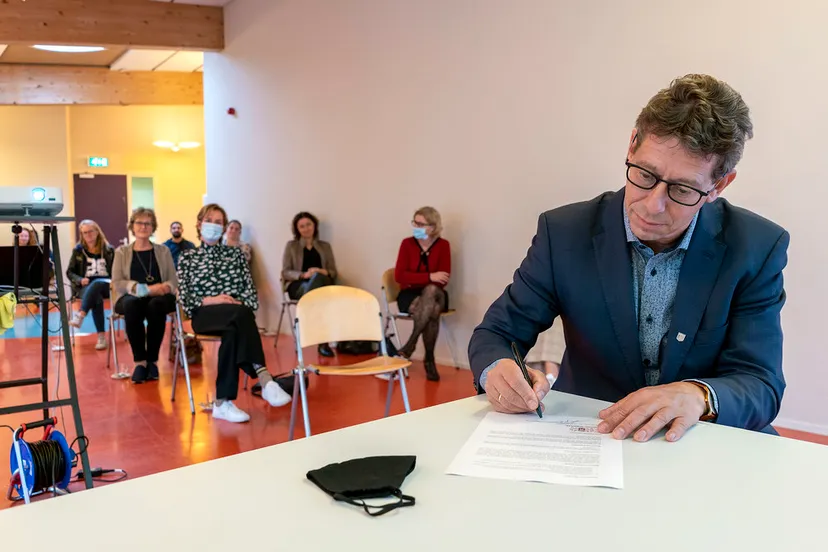 366566 ondertekeningeenzaamheid af9e11 large 1601628339 1