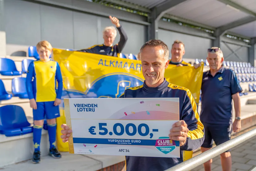 afc 34 ontvangt een cheque van 5000 euro van de vriendenloterij