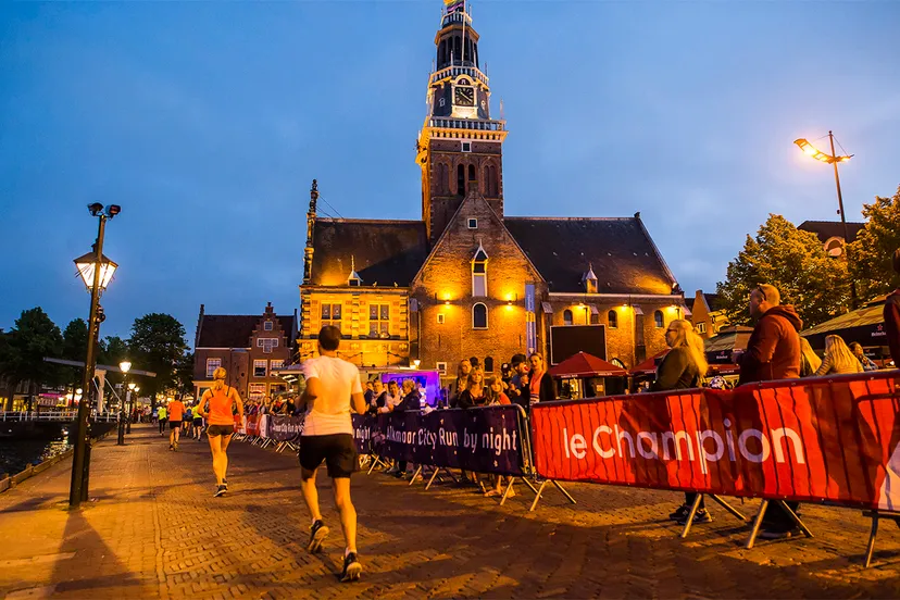 alkmaar city run by night