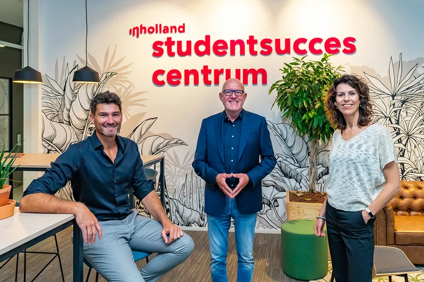 bas van der vliet ger welbers en yvonne leegwater vlnr beklinken officieel het partnerschap