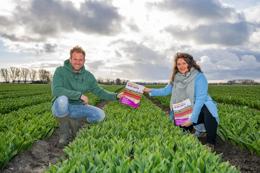 boer tom neemt alkmaar prachtstad lentemagazine in ontvangst in zijn tulpenveld foto ed van de pol