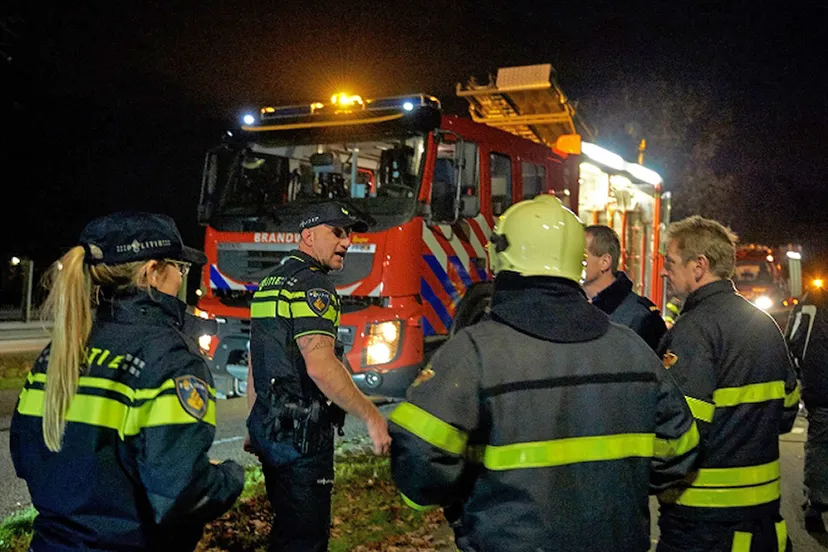 brandweer en politie bij incident in de avond