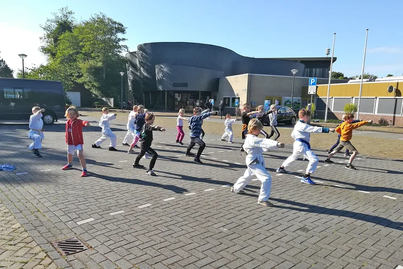 buiten training karate schoorl kids