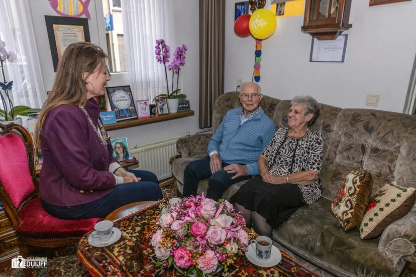 burgemeester en bruidspaar uitgelicht 1