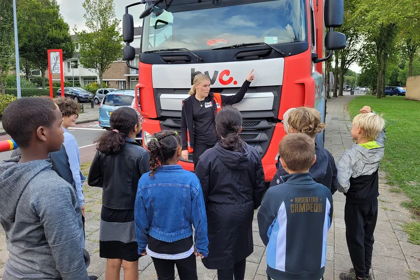 chauffeur bij inzamelwagen hvc