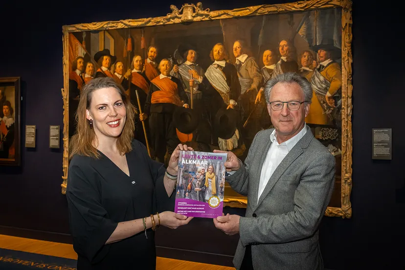 dorien modderman overhandigt het nieuwste alkmaar prachtstad magazine aan patrick van mil