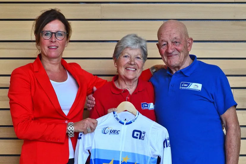 jacqueline de vr overhandigt co en riet zut het officile ek wielershirt