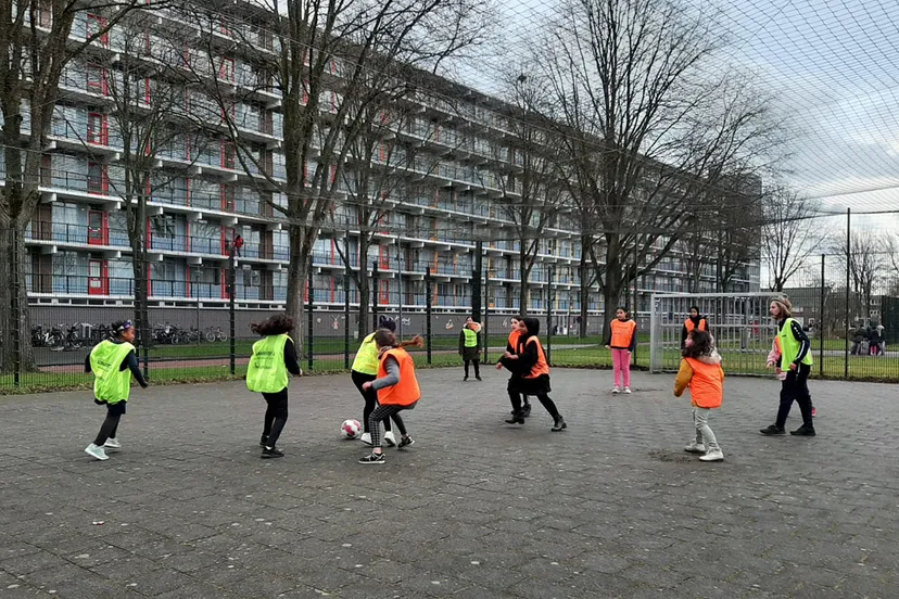 meidenvoetbal in de wijk overdie 1